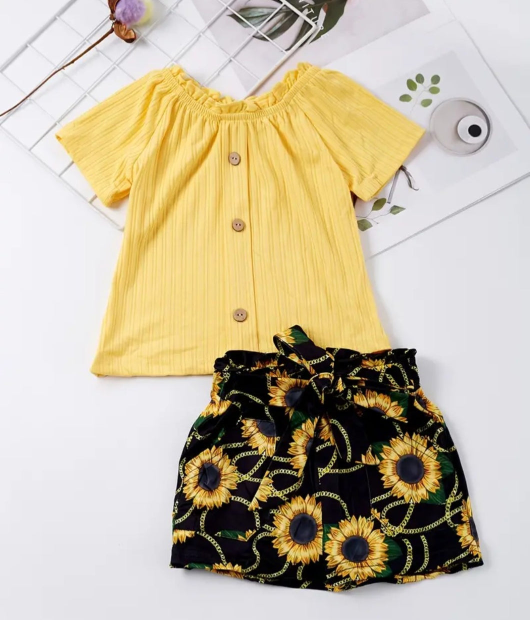 (PREORDER) 2pcs Girls Short Sleeve Top & Belted Sunflower Shorts Set