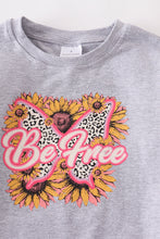 Load image into Gallery viewer, Gray sunflower &quot;be free&quot;ruffle shirt
